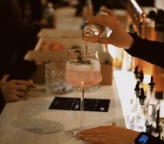 Polacy piją inaczej niż kiedyś: nie chcemy już „byle czego”. Ginnery Gin o tym, jak zmienia się polska kultura picia