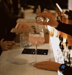 Polacy piją inaczej niż kiedyś: nie chcemy już „byle czego”. Ginnery Gin o tym, jak zmienia się polska kultura picia