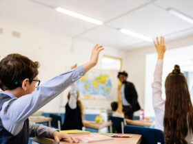 dlaczego-dzieci-ucza-sie-skuteczniej-w-ruchu-co-mowia-badania-i-obserwacje-nauczycieli