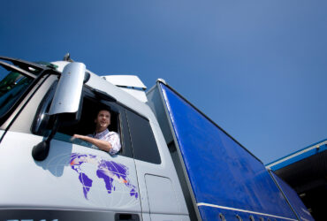 Transport międzynarodowy towarów – co wpływa na koszt i czas dostawy?